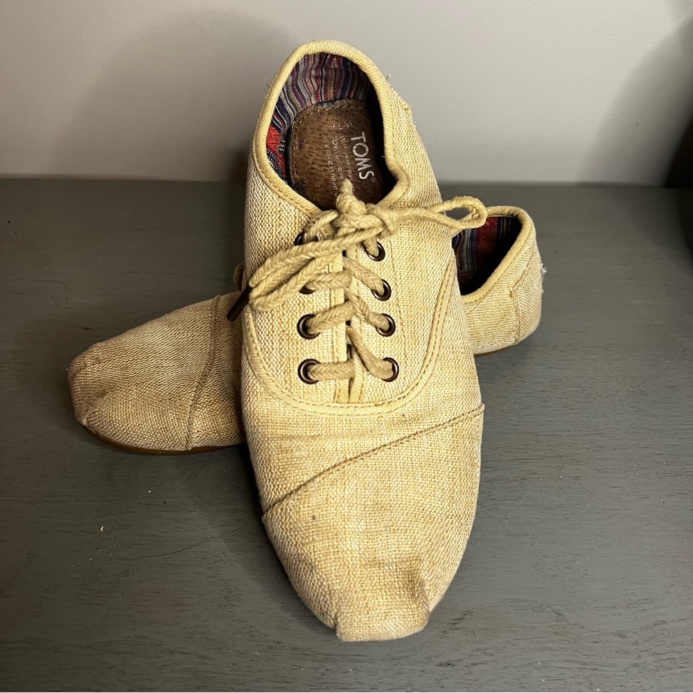 Woman’s tweed toms